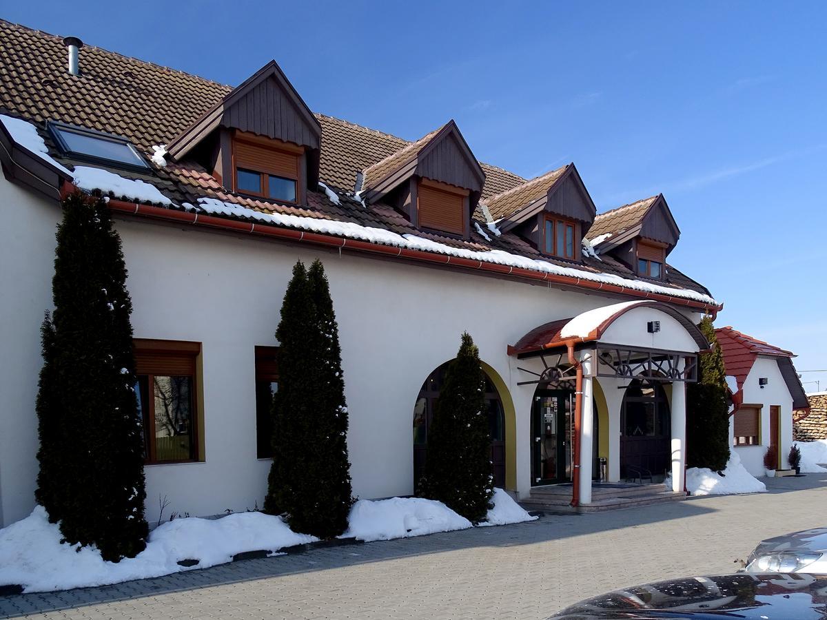 Prince Hotel เมียร์คูรา-ชุค ภายนอก รูปภาพ